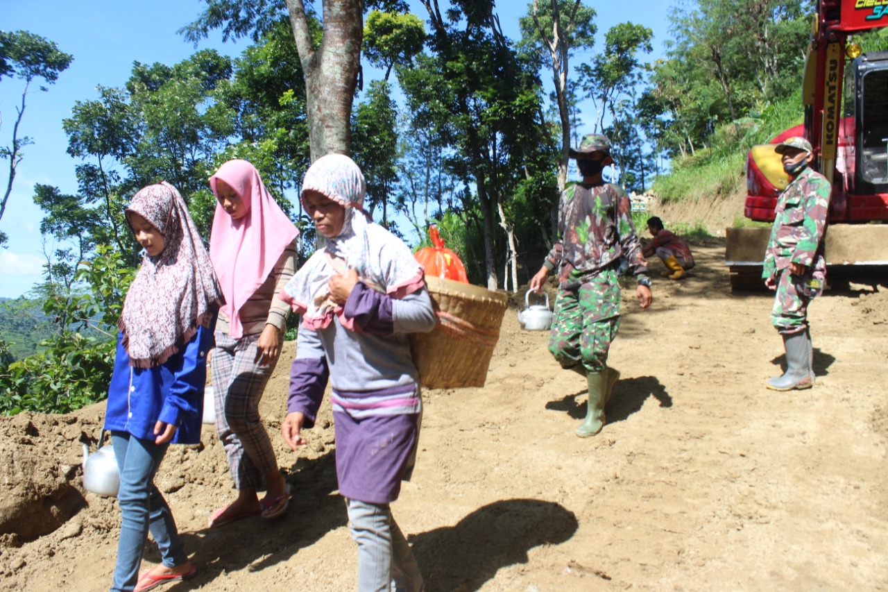 Bantu Ibu-ibu, Anggota Satgas TMMD Turut Suplai Logistik