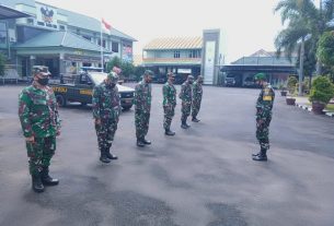 Sejumlah personel Kodim 0410/KBL melaksanakan Patroli