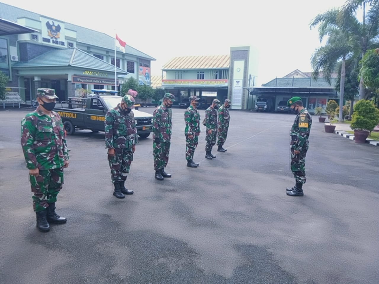 Sejumlah personel Kodim 0410/KBL melaksanakan Patroli