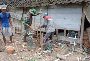 Buat Pondasi Strous, Warga Bersama Satgas TMMD Kodim Bojonegoro Bergotong-Royong