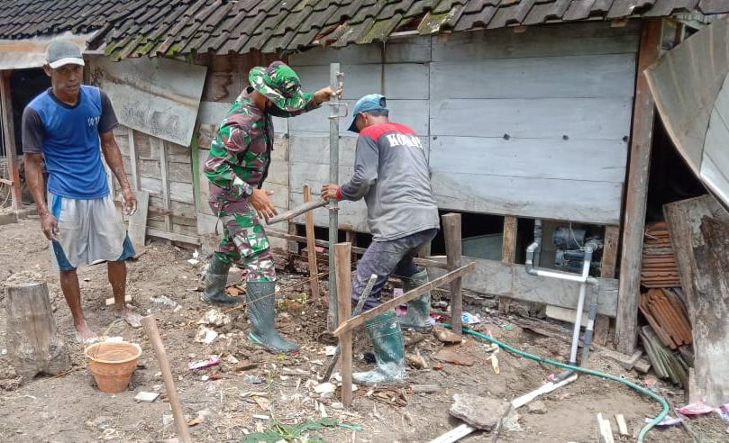 Buat Pondasi Strous, Warga Bersama Satgas TMMD Kodim Bojonegoro Bergotong-Royong