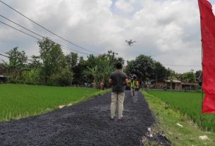 Gunakan Drone, Pekerjaan Pengaspalan Jalan Program TMMD 110 Bojonegoro Terpantau