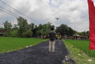 Gunakan Drone, Pekerjaan Pengaspalan Jalan Program TMMD 110 Bojonegoro Terpantau