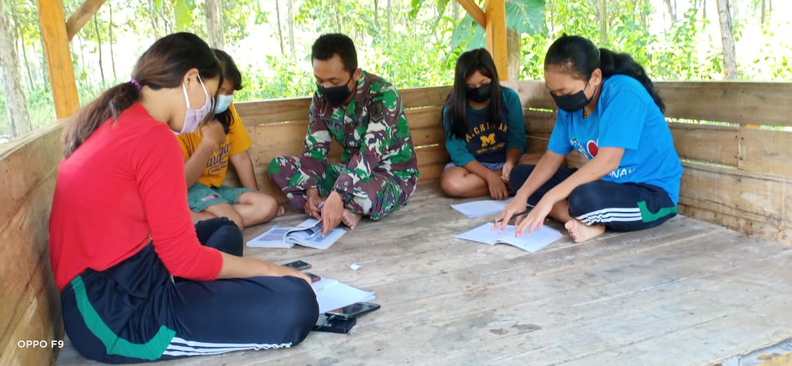 Terbantu Satgas TMMD Kodim Bojonegoro Belajar Secara Online, Ini Kata Anak-Anak Desa Ngrancang