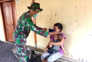 Peduli Covid-19, Satgas TMMD Kodim Bojonegoro Imbau Warga Dan Berbagi Masker