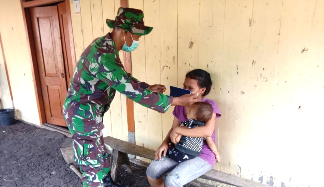 Peduli Covid-19, Satgas TMMD Kodim Bojonegoro Imbau Warga Dan Berbagi Masker