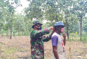 Dimanapun, Satgas TMMD Kodim Bojonegoro Peduli Covid-19