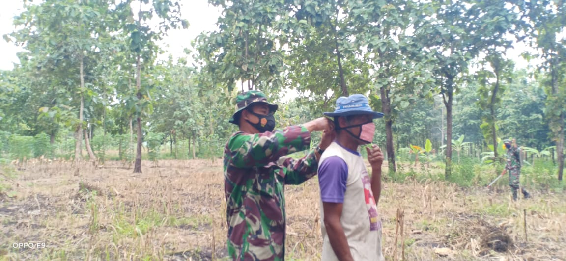 Dimanapun, Satgas TMMD Kodim Bojonegoro Peduli Covid-19