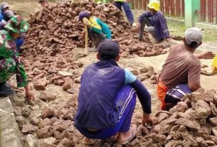 Masyarakat, Bersama Satgas TMMD Bojonegoro Ratakan Batu Sepanjang 3 Ribu Meter