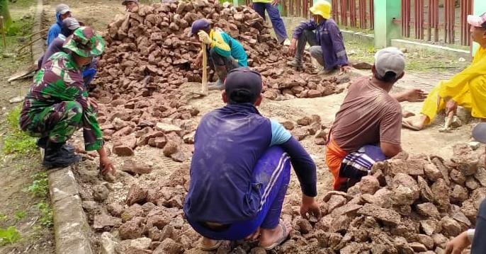 Masyarakat, Bersama Satgas TMMD Bojonegoro Ratakan Batu Sepanjang 3 Ribu Meter