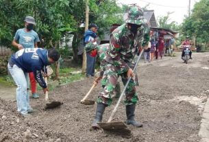 Berjibaku, Masyarakat Bersama Satgas TMMD Bojonegoro Ratakan Pasir