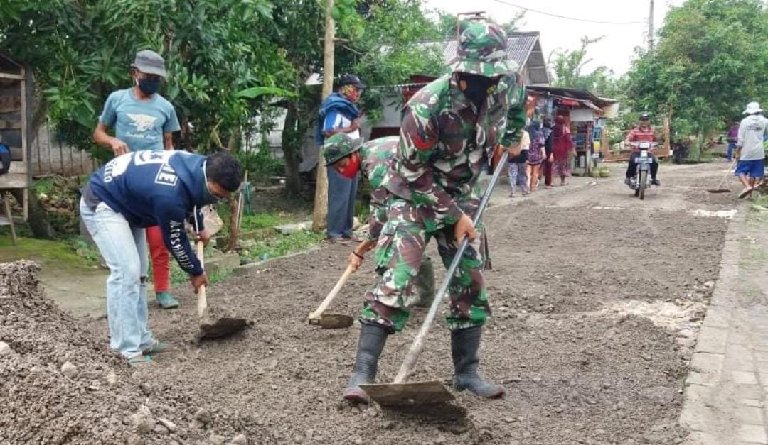 Berjibaku, Masyarakat Bersama Satgas TMMD Bojonegoro Ratakan Pasir