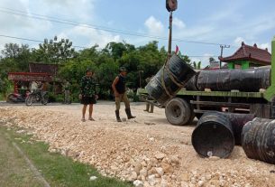 Persiapan Pengaspalan, Satgas TMMD Bojonegoro Tempatkan Aspal Di Pinggir Jalan