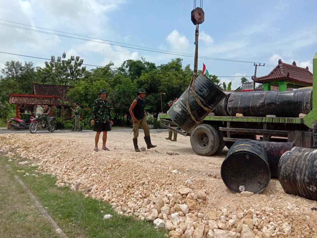 Persiapan Pengaspalan, Satgas TMMD Bojonegoro Tempatkan Aspal Di Pinggir Jalan