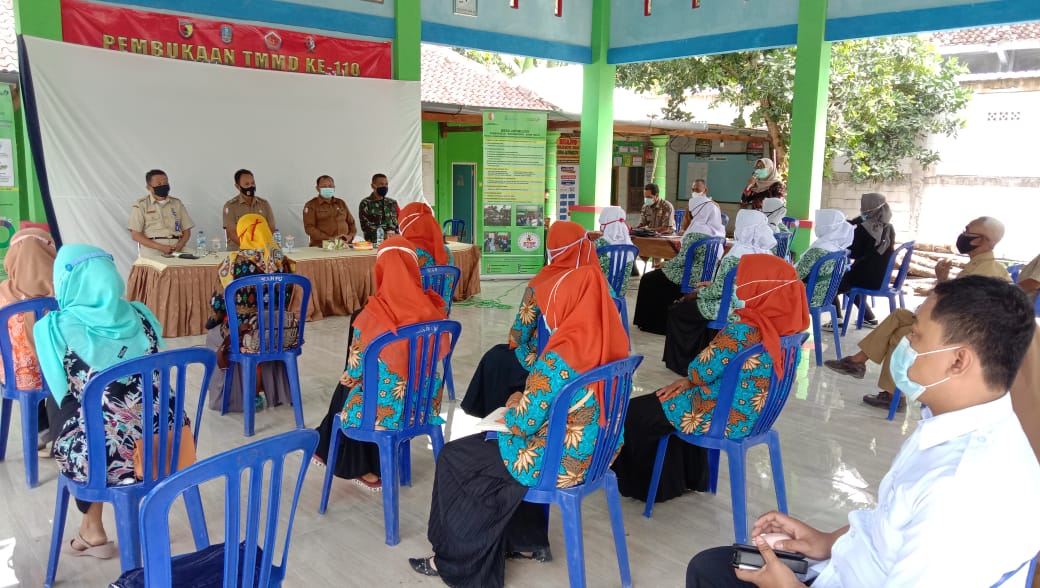 Turunkan Angka Stunting, Dinas P3AKB Bojonegoro Sosialisasi ‘Bangga Kencana’ Dilokasi TMMD