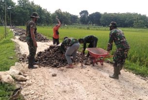 TMMD Bojonegoro, Satua Tugas Kebut Penataan Batu Untuk Pengaspalan Jalan