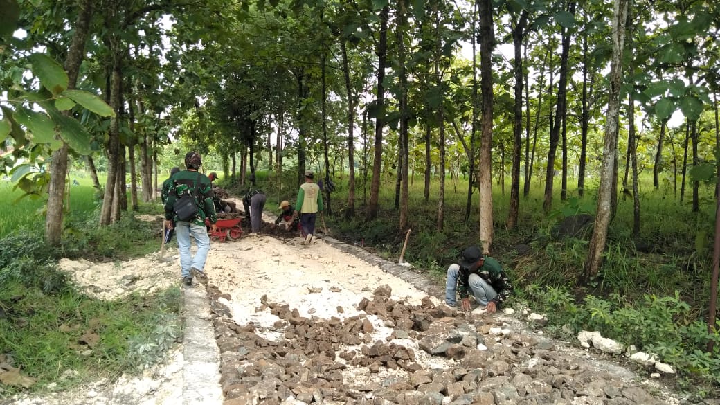 Bersama Warga, Satgas TMMD Bojonegoro Terus Ratakan Batu Perbaikan Jalan
