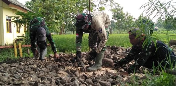 Pemerataan Batu Untuk Jalan Terus Dilakukan Jelang Pengaspalan Program TMMD Bojonegoro