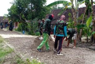 Tak Kenal Lelah, Masyarakat Dan Anggota Satuan Tugas TMMD Bojonegoro Garap Perbaikan Jalan