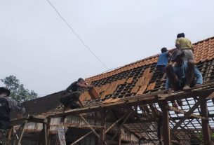 Anggota Satuan Tugas TMMD Kodim Bojonegoro Bantu Tata Genteng Rumah Warga