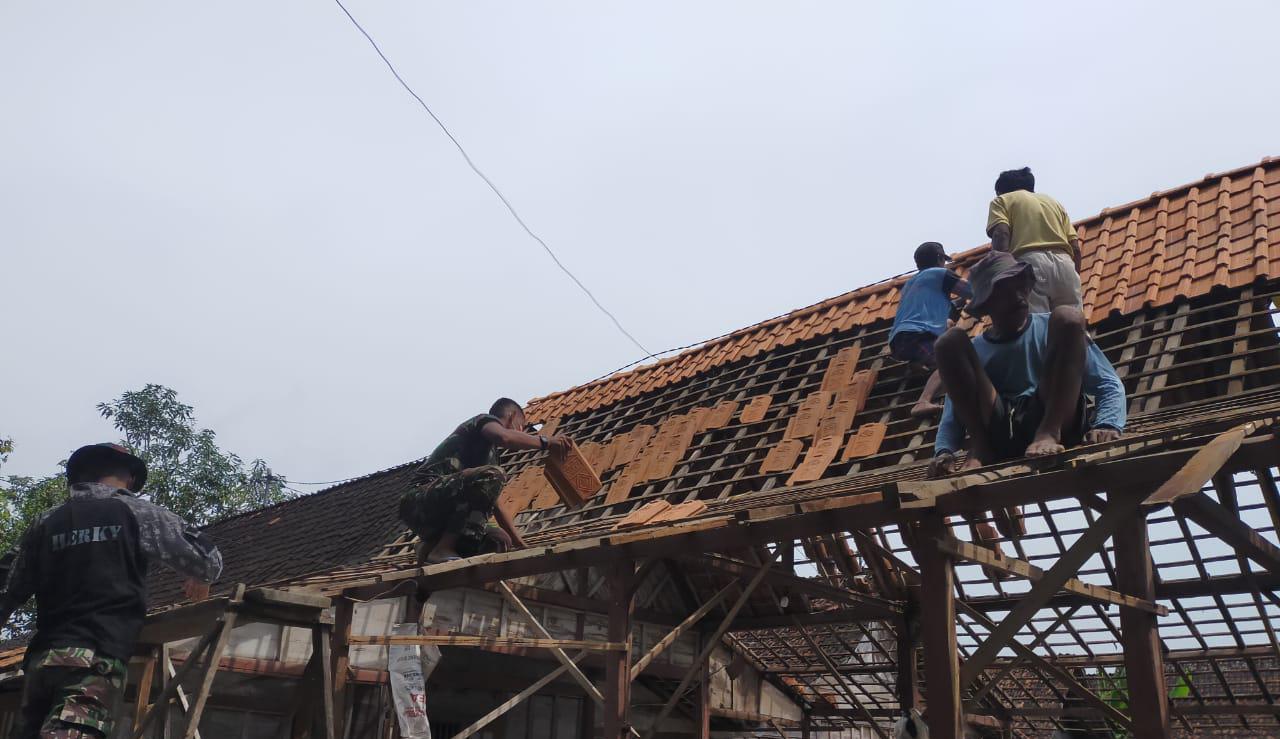 Anggota Satuan Tugas TMMD Kodim Bojonegoro Bantu Tata Genteng Rumah Warga