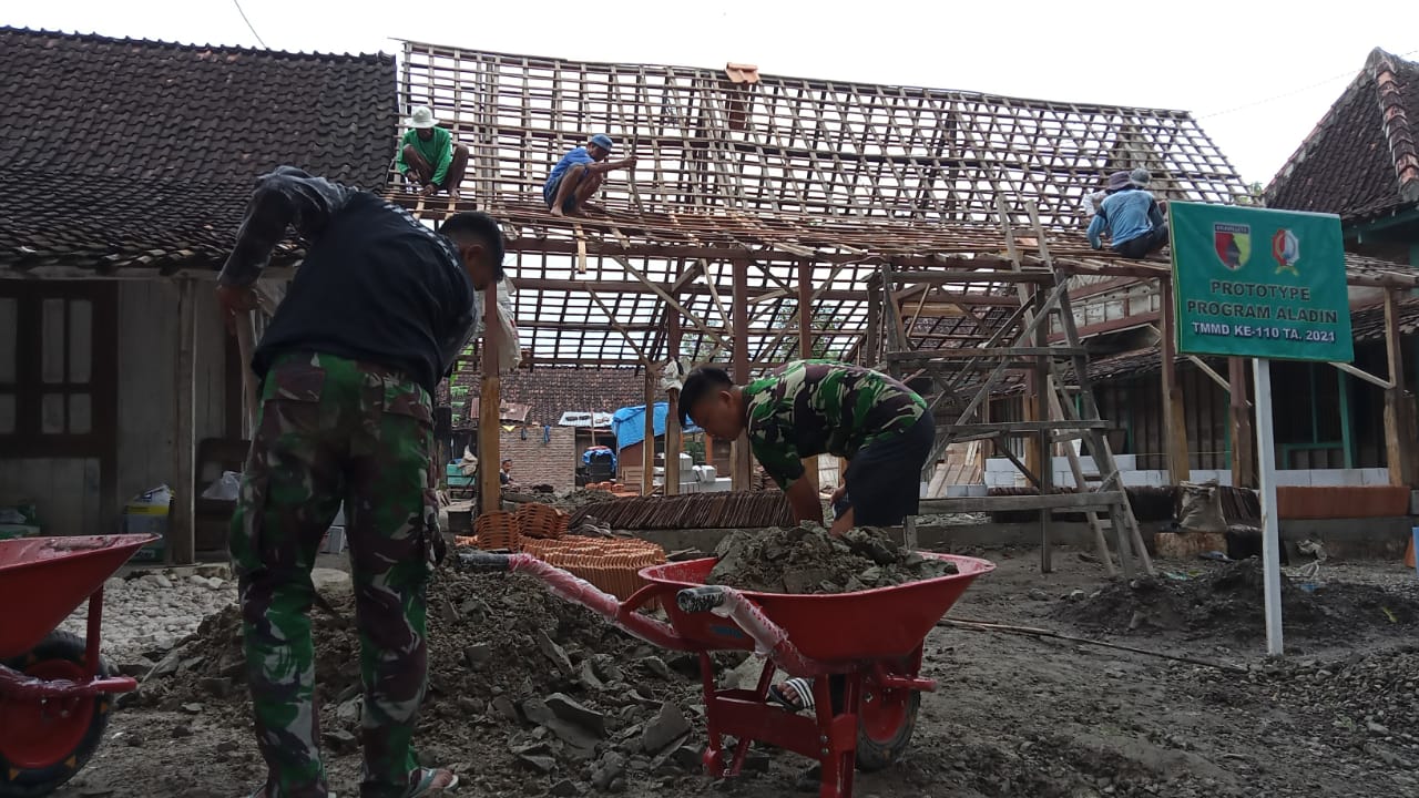 TMMD Bojonegoro, Personel Satuan Tugas Bersama Masyarakat Garap RTLH Warga Ngrancang