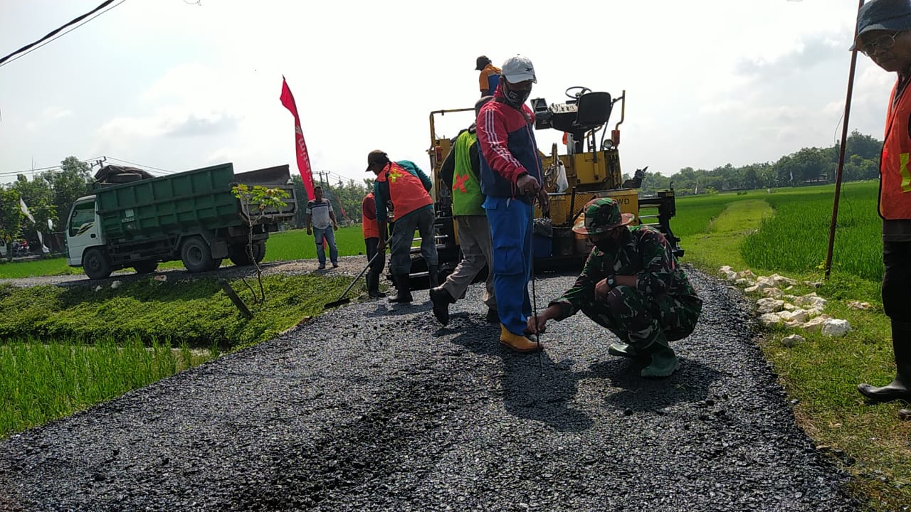 Anggota Satuan Tugas TMMD Bojonegoro Opname Pengaspalan Jalan Ngrancang
