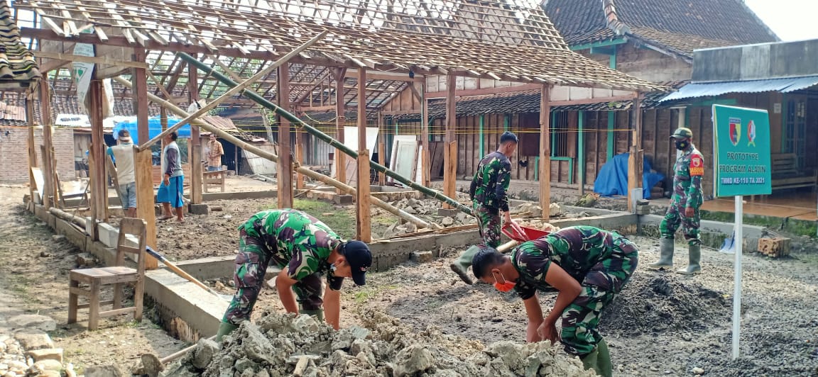 Sinergi, Anggota Satuan Tugas TMMD Bojonegoro Dan Warga Rehab Rumah Tidak Layak Huni