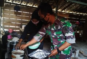 Anggota Satuan Tugas TMMD Bojonegoro Ikut Racik Wedang Ronde