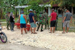 Tetap Semangat, Masyarakat Bersama Satuan Tugas TMMD Bojonegoro Kerjakan Perbaikan Jalan