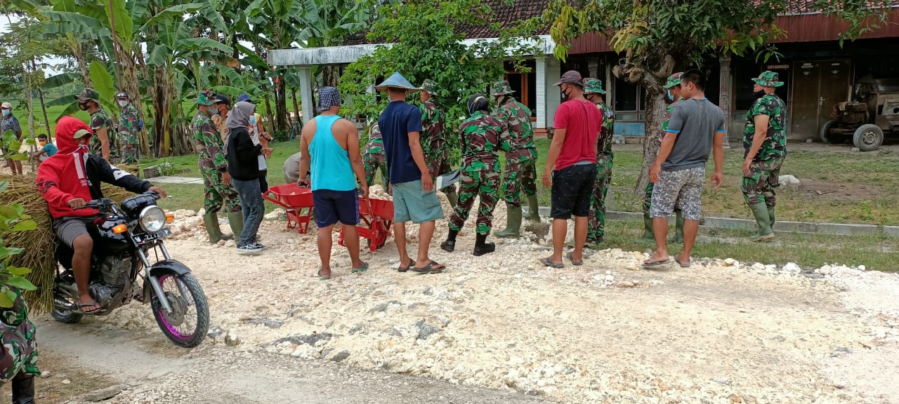 Tetap Semangat, Masyarakat Bersama Satuan Tugas TMMD Bojonegoro Kerjakan Perbaikan Jalan