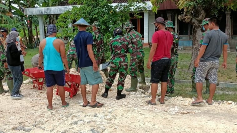 TMMD Bojonegoro, Anggota Satuan Tugas Dan Warga Ratakan Material Jalan