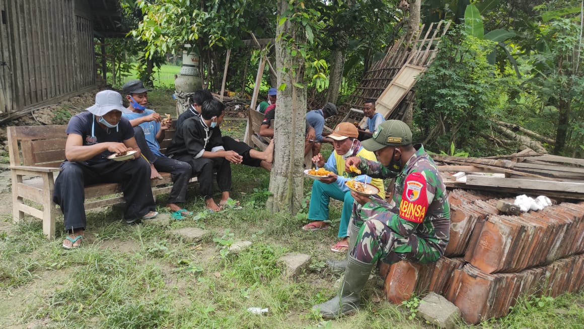 Beginilah Makan Siang Ala Satuan Tugas TMMD Kodim Bojonegoro Di Tambakrejo