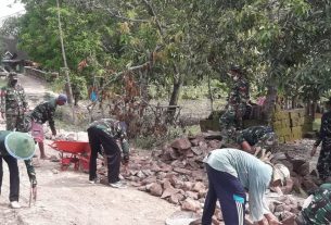 Bersama Masyarakat Jatimulyo, Satuan Tugas TMMD Kodim Bojonegoro Kompak Tata Material Batu
