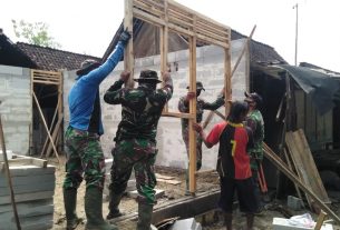 Program Aladin, Satuan Tugas TMMD Bojonegoro Pasang Kusen Rumah Warga