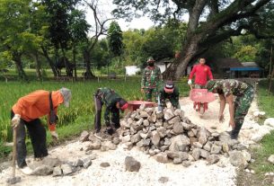 Sasaran Fisik TMMD Bojonegoro, TNI-Warga Lakukan Penatan Material Batu