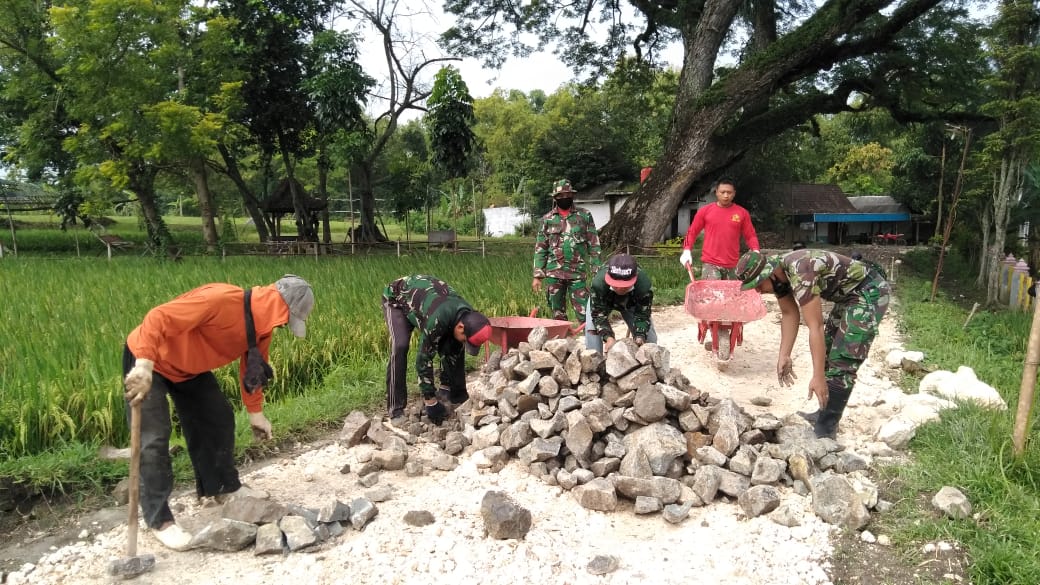 Sasaran Fisik TMMD Bojonegoro, TNI-Warga Lakukan Penatan Material Batu