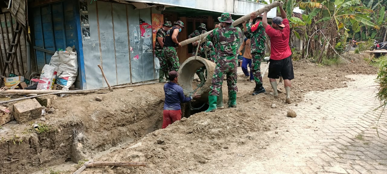 Satuan Tugas TMMD Bojonegoro Bangun Gorong-Gorong Drainase Desa Jatimulyo