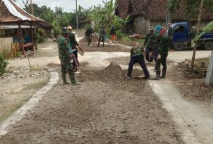 Untuk Perbaikan, Satuan Tugas TMMD Bojonegoro Padatkan Jalan Poros Desa