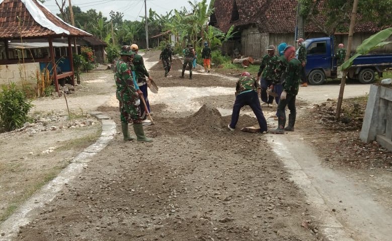 Untuk Perbaikan, Satuan Tugas TMMD Bojonegoro Padatkan Jalan Poros Desa