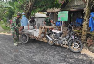 Satuan Tugas TMMD Bojonegoro Dan Warga Kompak Usung Bahan Bangunan