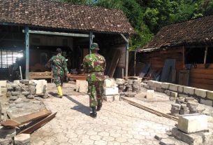 Satuan Tugas TMMD Bojonegoro Lanjutkan Proses Perbaikan Rumah Pak Tambar