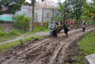 Terampil, Satuan Tugas TMMD Kodim Bojonegoro Bantu Warga Dorong Motor