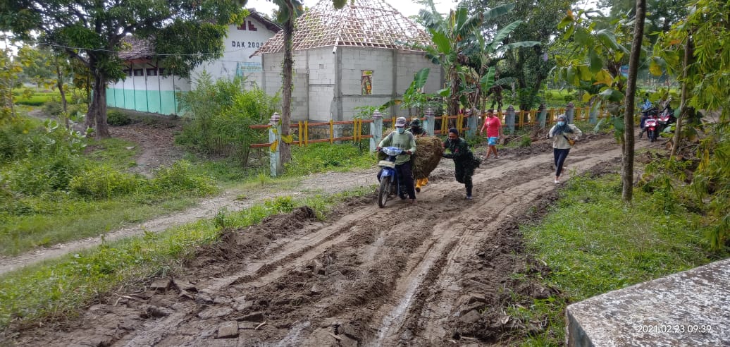Terampil, Satuan Tugas TMMD Kodim Bojonegoro Bantu Warga Dorong Motor