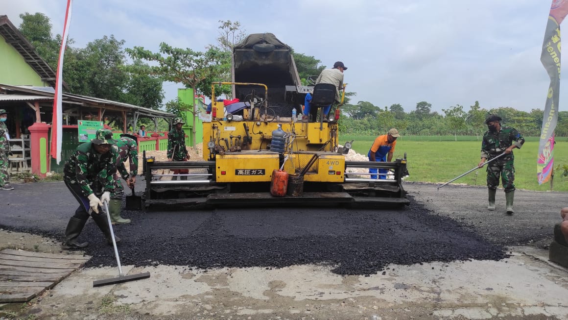 Satgas TMMD Kodim Bojonegoro, Taklukkan Panasnya Aspal Hotmix