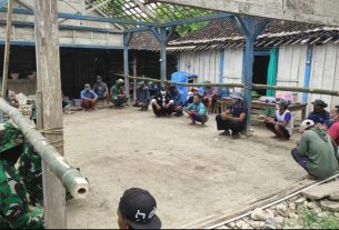 Anggota Pencak Silat Juga Bantu Program TMMD Bojonegoro Bangun Rumah