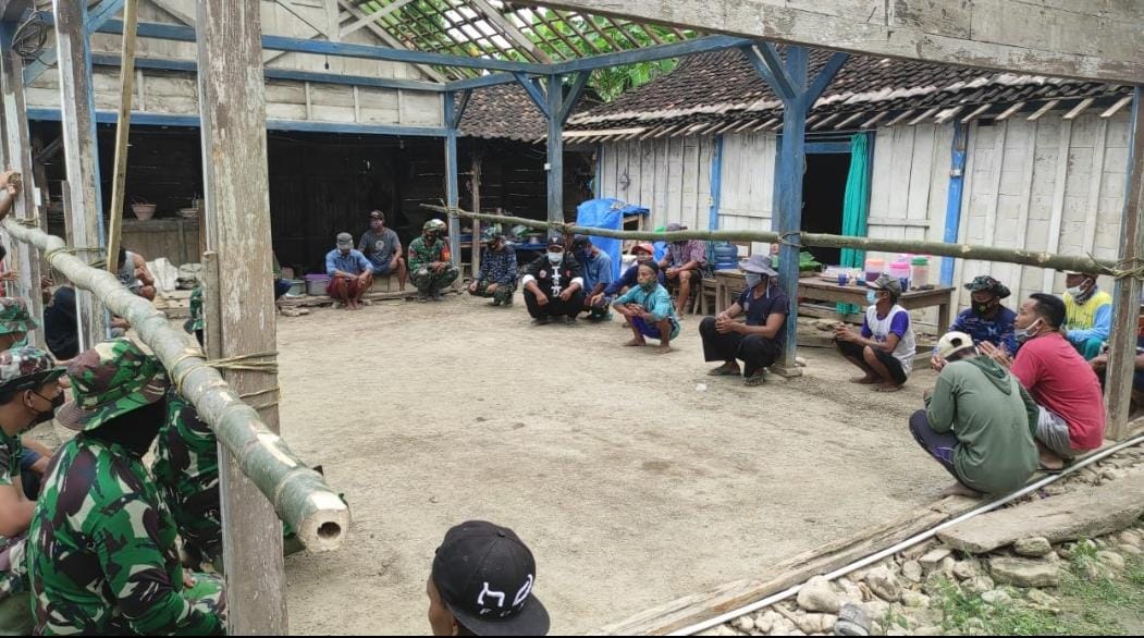 Anggota Pencak Silat Juga Bantu Program TMMD Bojonegoro Bangun Rumah