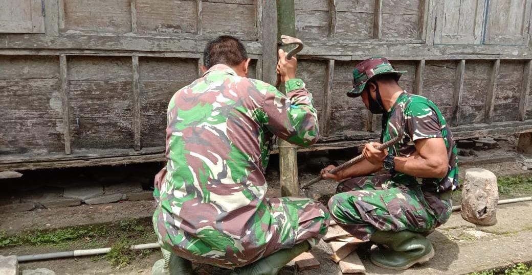 Satuan Tugas TMMD Bojonegoro Bongkar RTLH Warga Program Aladin