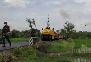 Cek Pengaspalan Jalan, Dansatgas Semangati Satgas TMMD Bojonegoro