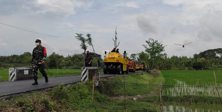 Cek Pengaspalan Jalan, Dansatgas Semangati Satgas TMMD Bojonegoro